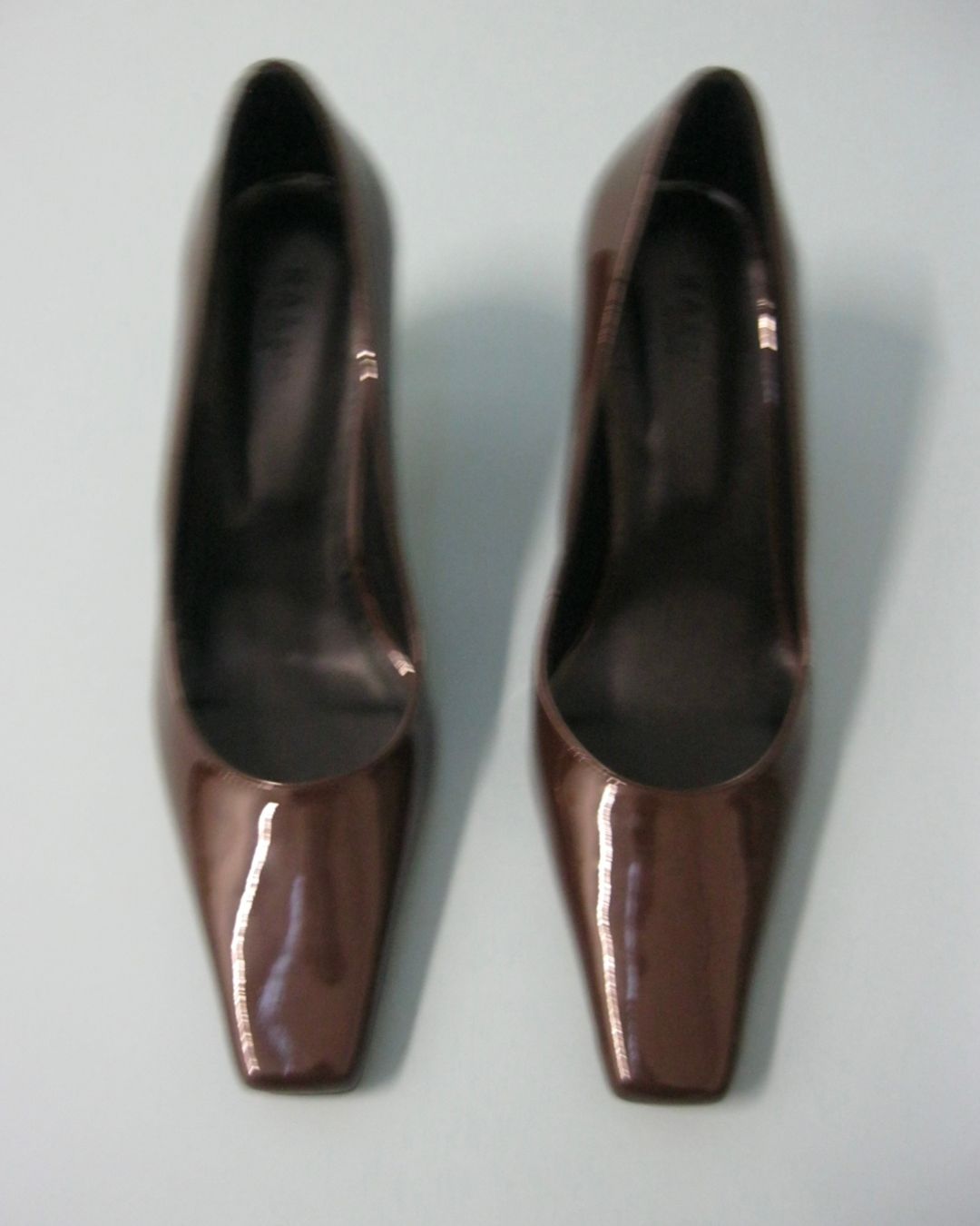 DAIA / brown patent
