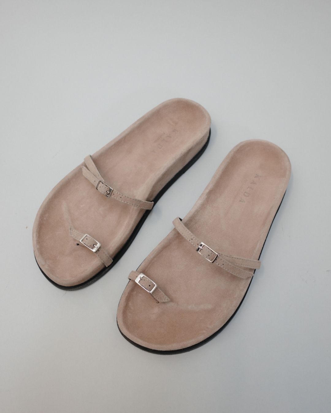 SORA SANDAL / taupe suede