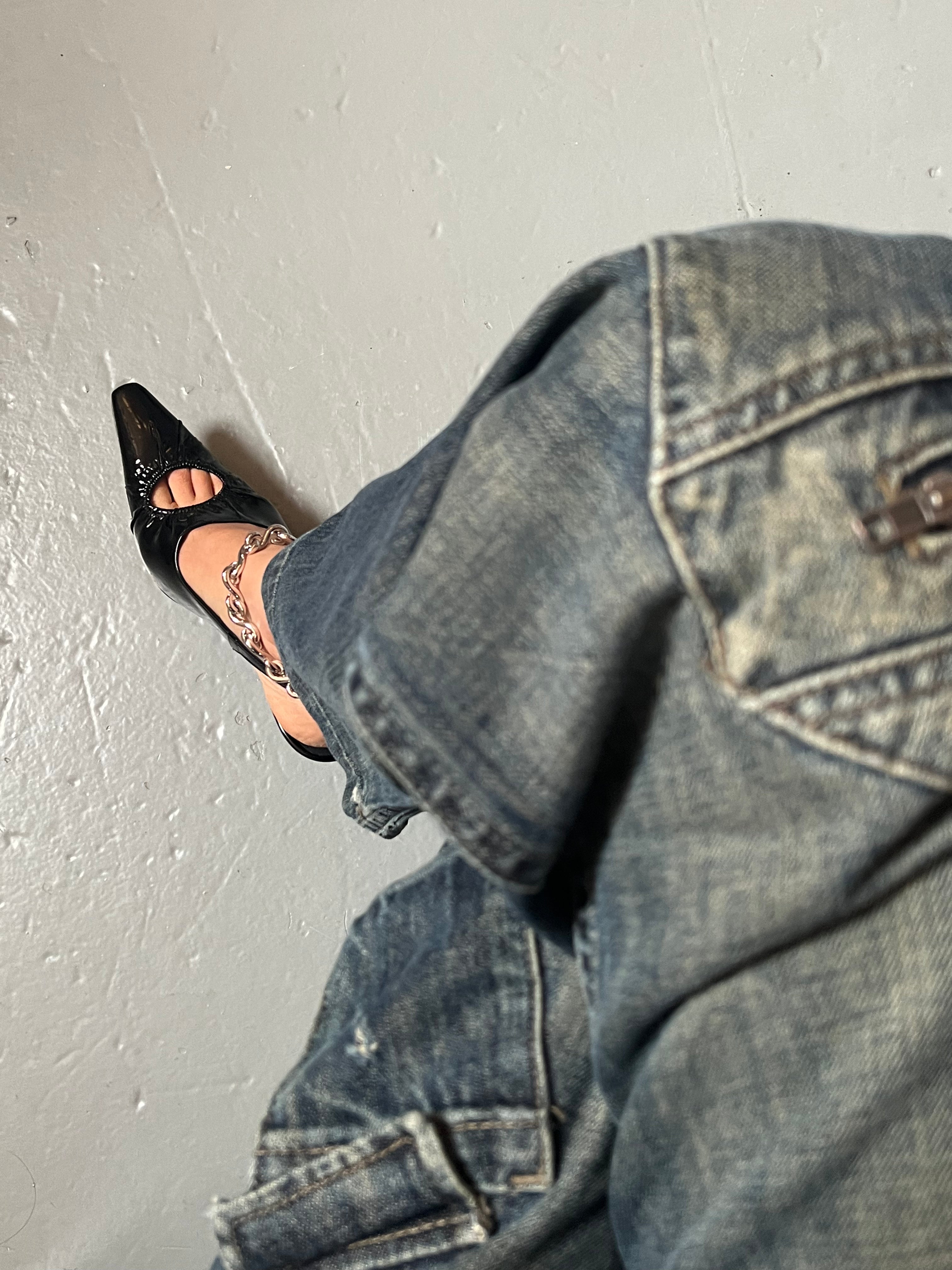 KALDA black pointed-toe heel shoe with a patent finish