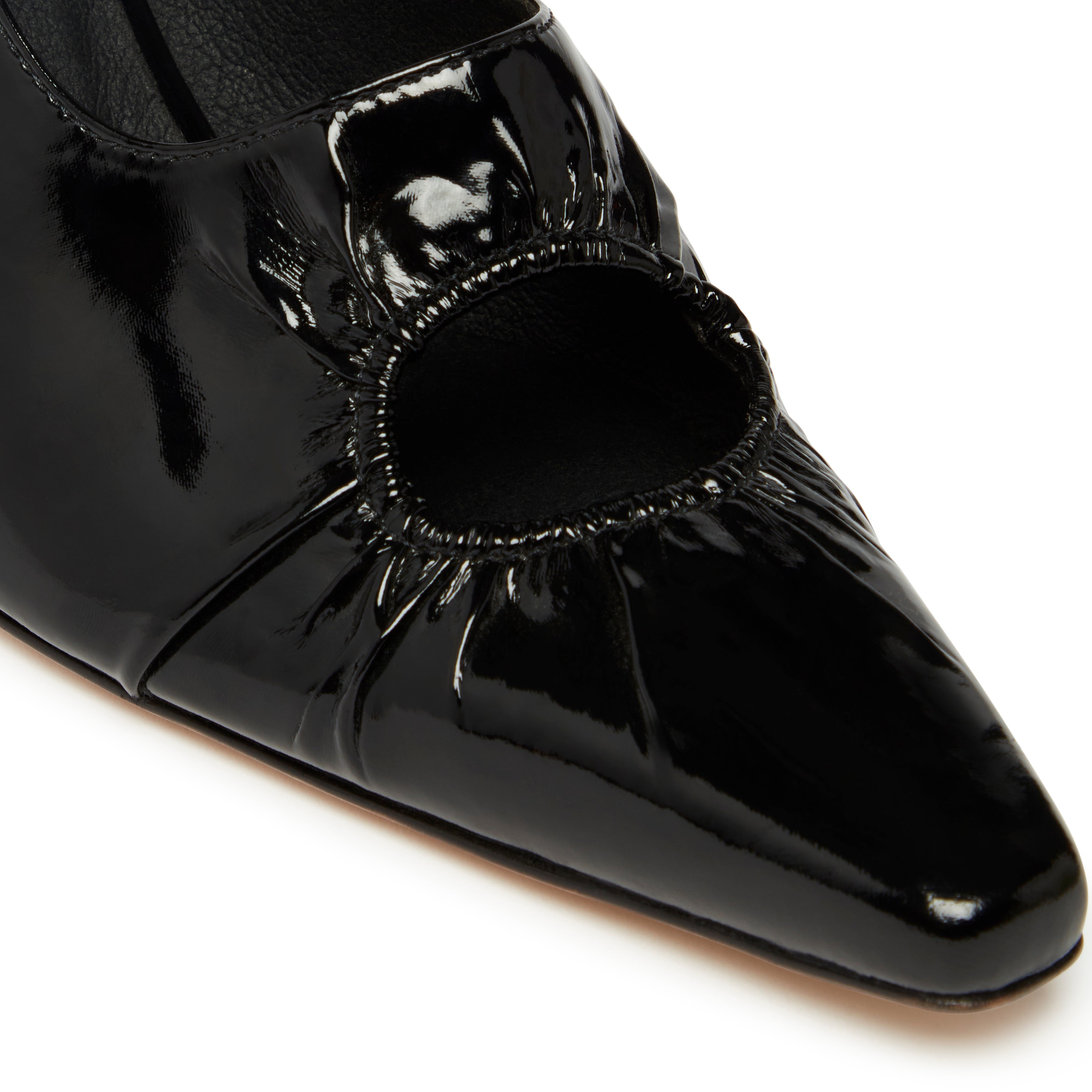KALDA toe cleavage shoe detail